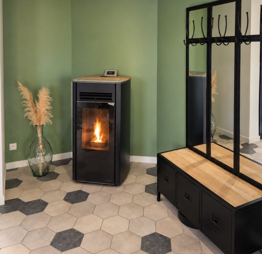 Poêle à granulés Hoben H9 Signature intégré à la décoration du séjour à Saint-Pierre-la-Cour
