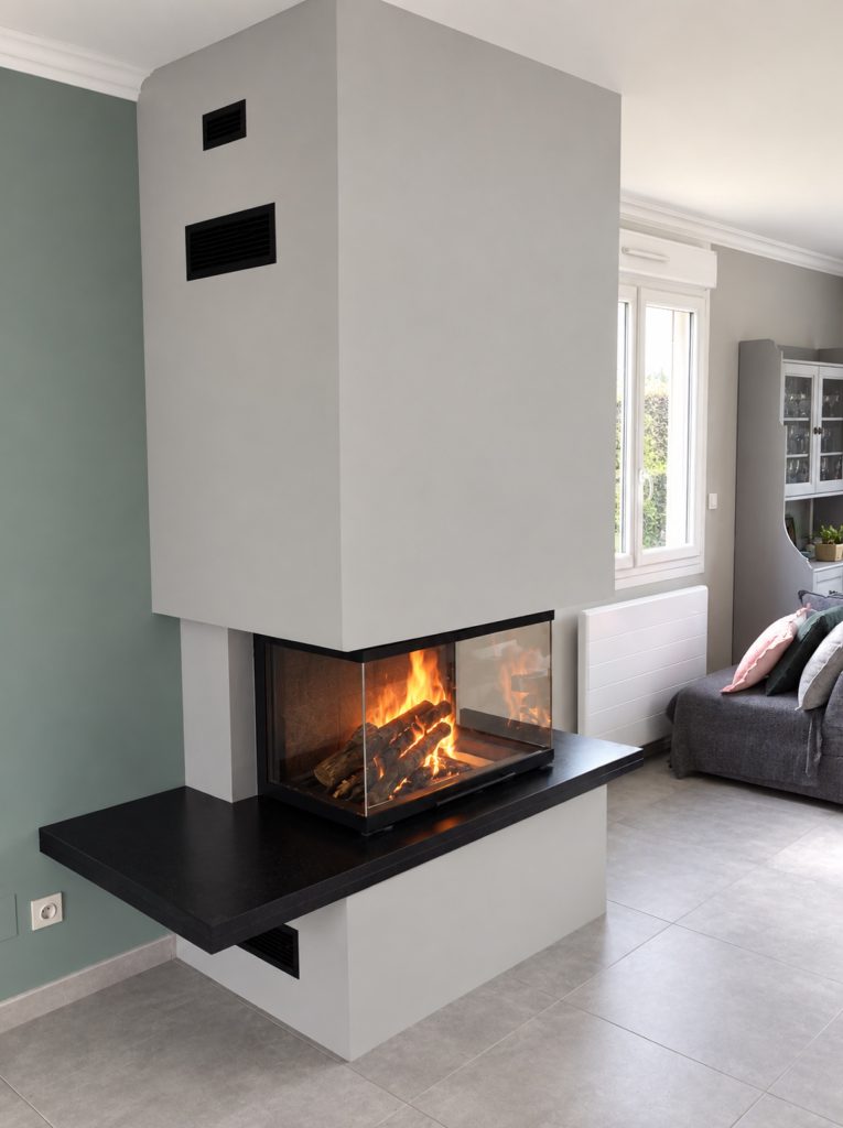 Larges surfaces vitrées de l’insert Totem Technika, vision panoramique des flammes