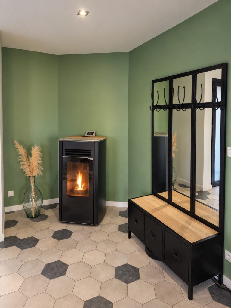 Poêle à granulés Hoben H9 Signature intégré à la décoration du séjour à Saint-Pierre-la-Cour